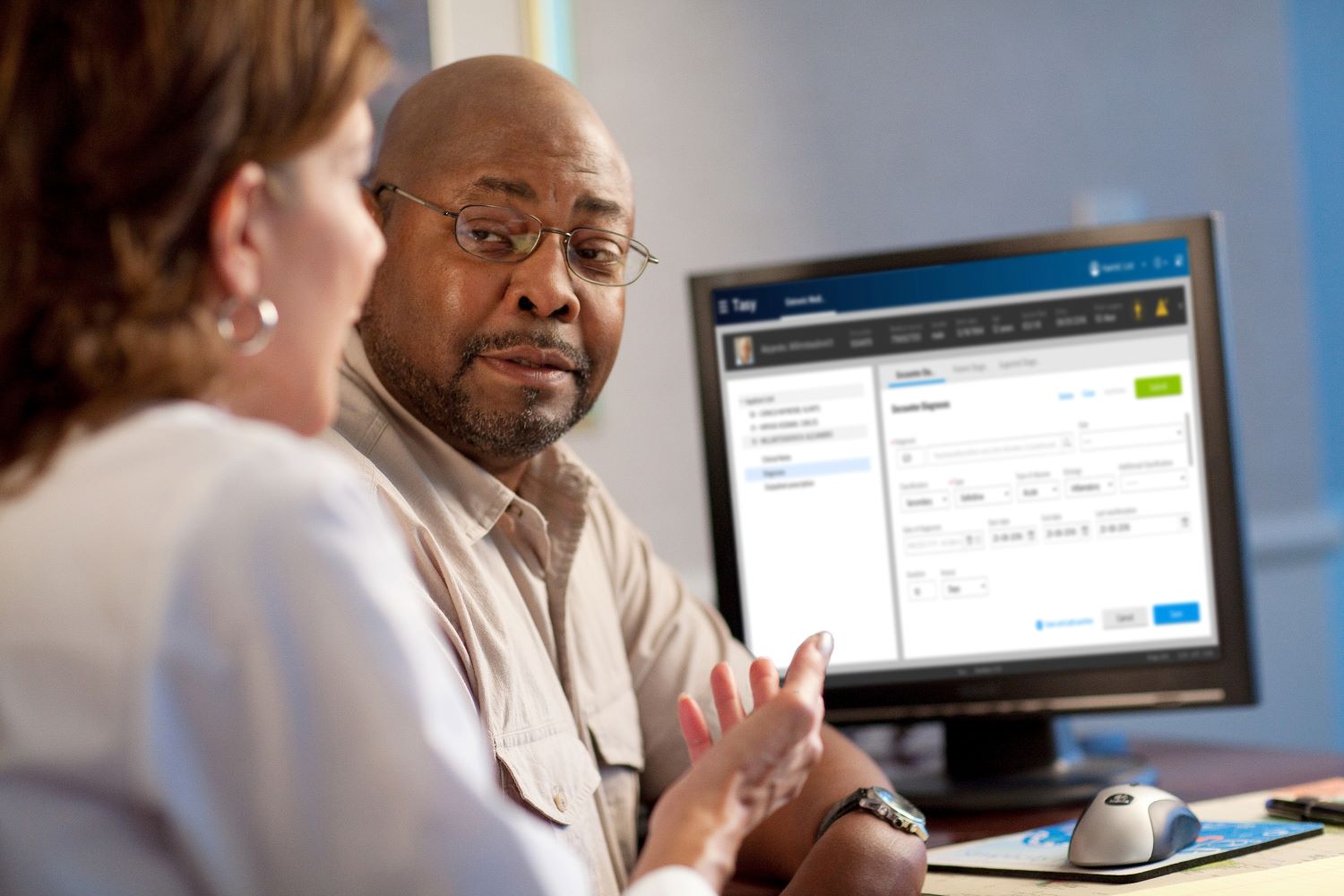 um homem e uma mulher a conversar um com o outro