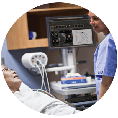 M&eacute;dico usando plataforma avan&ccedil;ada de an&aacute;lise da Philips