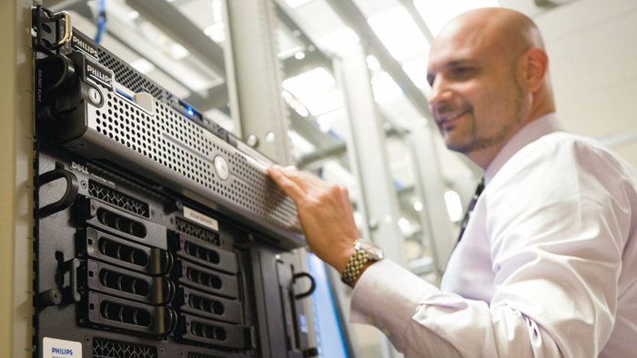 Servidor de verifica&ccedil;&atilde;o profissional de TI para solu&ccedil;&atilde;o de inform&aacute;tica cl&iacute;nica