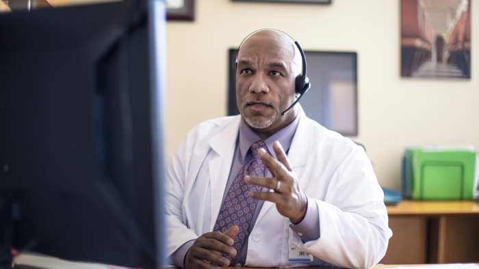 Radiologista usando um sistema de apoio &agrave; tomada de decis&otilde;es com base na Web para permitir a tomada de decis&otilde;es compartilhada