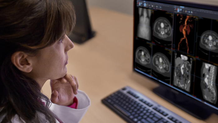 M&eacute;dico acessando dados cl&iacute;nicos com um visualizador baseado em navegador