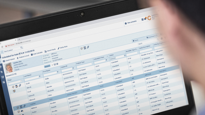 Cl&iacute;nico visualizando relat&oacute;rios simplificados em um dispositivo inteligente