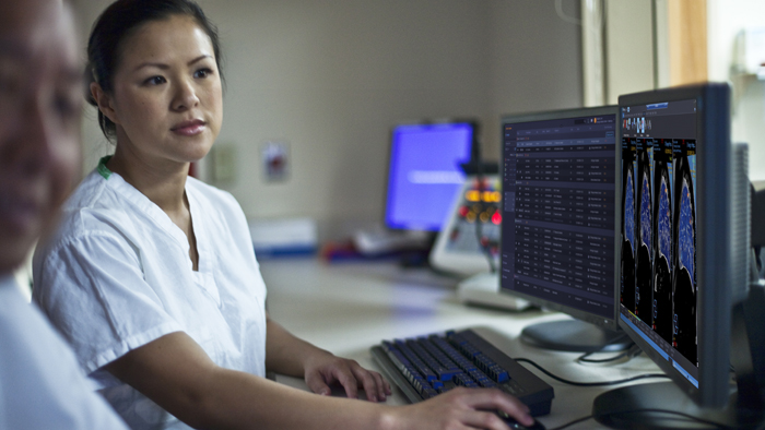 Cl&iacute;nico acessando um estudo acelerado para come&ccedil;ar a ler