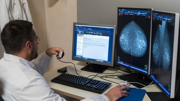 M&eacute;dico analisando um caso atribu&iacute;do via Workflow Orchestrator