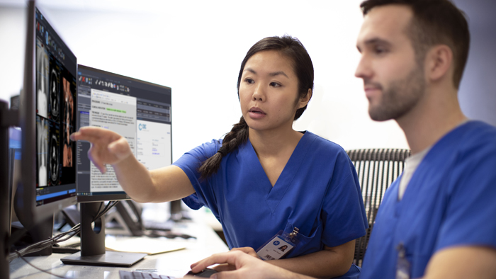 M&eacute;dicos analisando resultados de imagens em um &uacute;nico espa&ccedil;o de trabalho