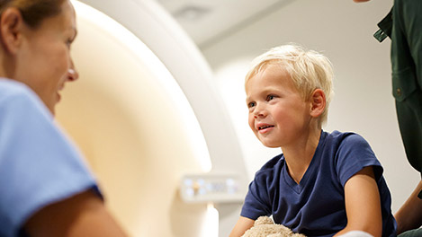 M&eacute;dico e paciente (uma crian&ccedil;a)