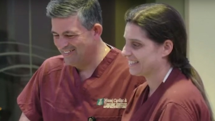 Dois m&eacute;dicos do Instituto Vascular Card&iacute;aco sorriem juntos