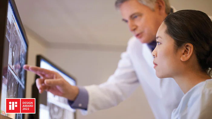 M&eacute;dicos analisando resultados avan&ccedil;ados de visualiza&ccedil;&atilde;o