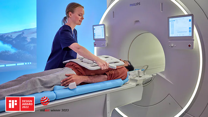 Tecn&oacute;logo poupando tempo, preparando o paciente para um exame de imagem de RM com fluxo de trabalho facilitado