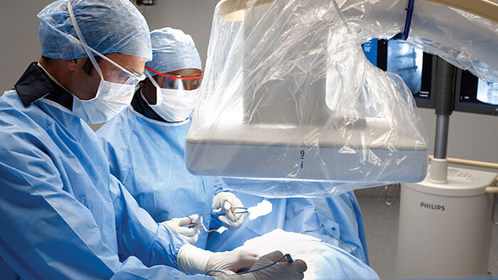 M&eacute;dico na sala de exame