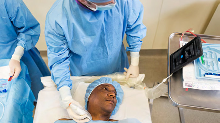 Paciente se preparando para a opera&ccedil;&atilde;o