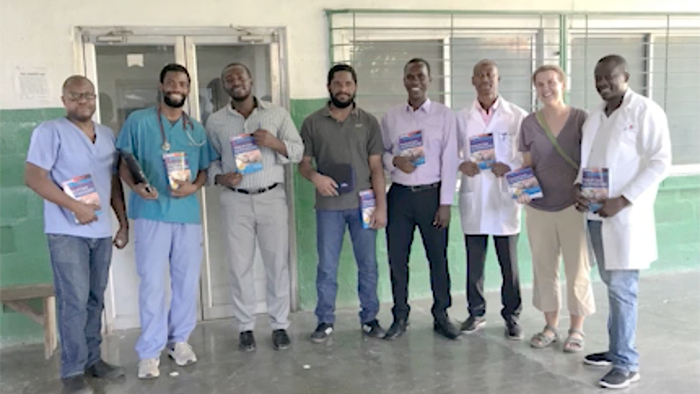 M&eacute;dico trabalhando no tablet