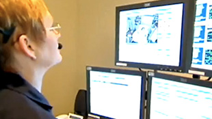 Paciente na cama, olhando para o monitor com o m&eacute;dico na tela