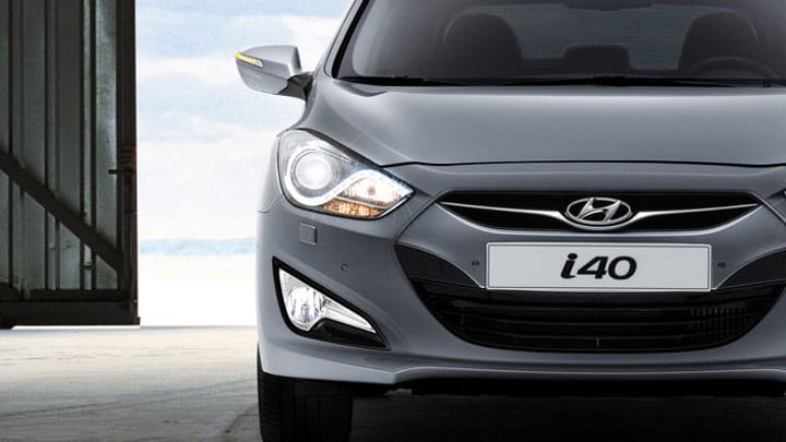 Grande plano de um autom&oacute;vel