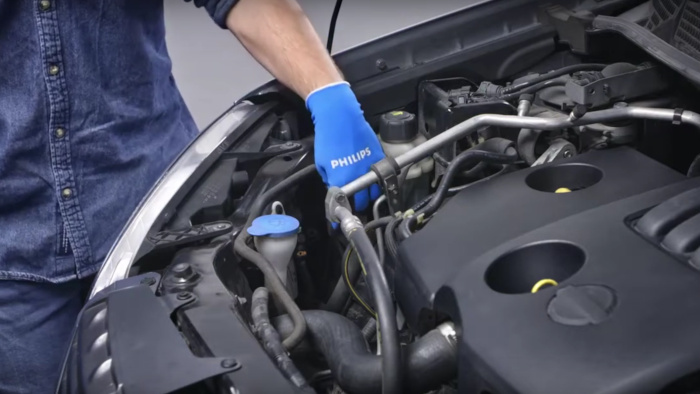 Saiba como substituir as l&acirc;mpadas dos far&oacute;is por LED (Philips Ultinon LED H7)