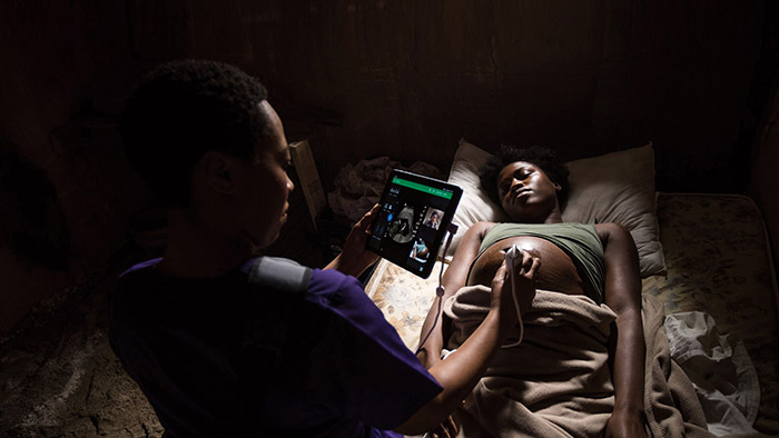 Acesso igualitário aos cuidados de saúde para mães e crianças