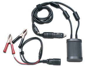 um carregador de bateria de autom&oacute;vel e cabos