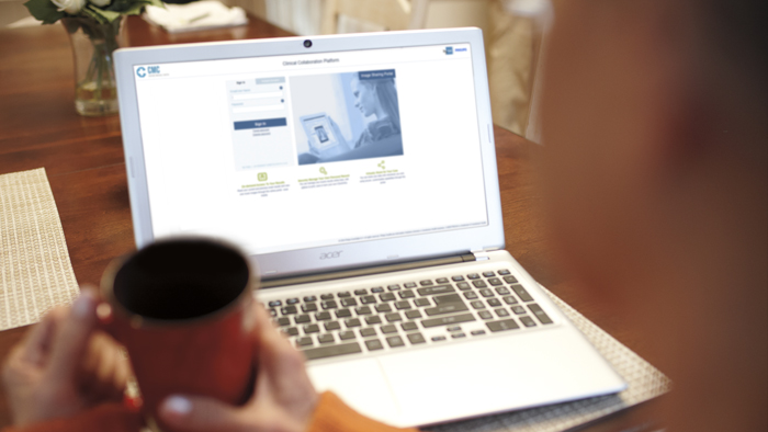 O paciente participa ativamente nos cuidados, acessando sua ficha por notebook