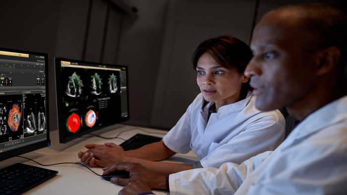 M&eacute;dico verificando ultrassom do monitor da ferramenta cl&iacute;nica