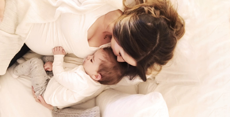M&atilde;e com beb&ecirc; no colo
