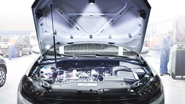 Carro com cap&ocirc; aberto