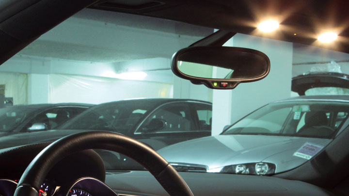 Fotografia a partir do interior do autom&oacute;vel, numa garagem